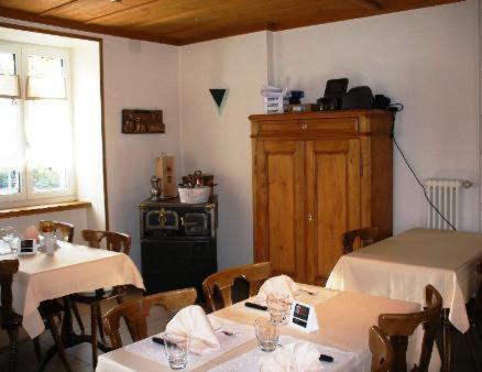 Chez Gilles Hotel Resto Bar Sa 라쇼드퐁 외부 사진