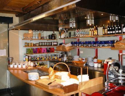 Chez Gilles Hotel Resto Bar Sa 라쇼드퐁 외부 사진